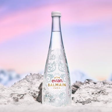 依云和BALMAIN跨界合作 联名打造限量款玻璃瓶